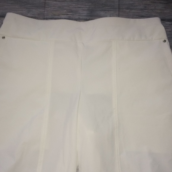 Zenergy by Chico’s White Pull On Shorts - Picture 3 of 9